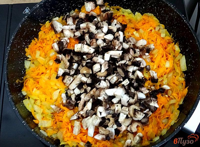 Фото приготовление рецепта: Ленивые голубцы рисом,фаршем и грибами шаг №4