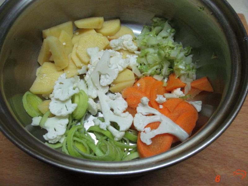Фото приготовление рецепта: Суп с цветной капустой и сырным клецками шаг №1
