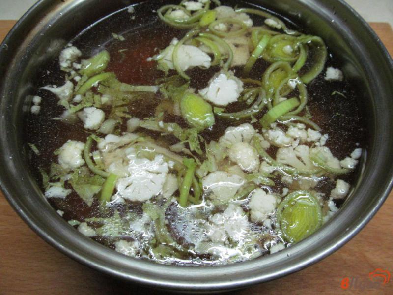 Фото приготовление рецепта: Суп с цветной капустой и сырным клецками шаг №2