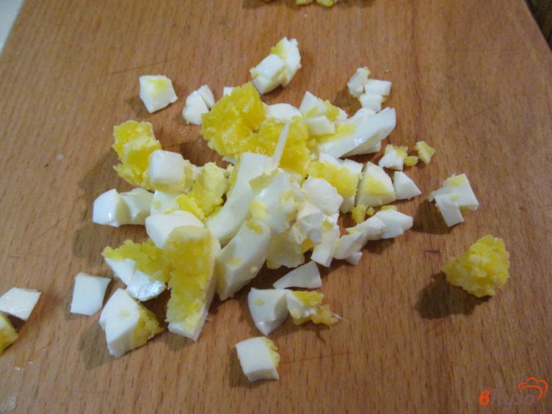 Фото приготовление рецепта: Салат из кукурузы с огурцом шаг №3