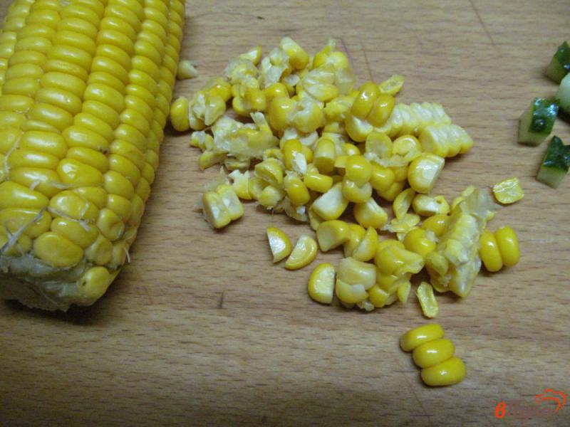 Фото приготовление рецепта: Салат из кукурузы с огурцом шаг №2