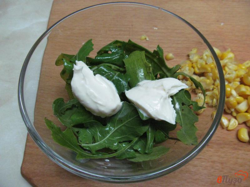Фото приготовление рецепта: Салат из кукурузы с огурцом шаг №4