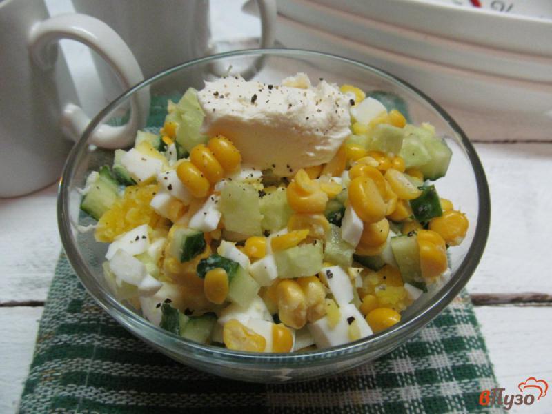 Фото приготовление рецепта: Салат из кукурузы с огурцом шаг №5