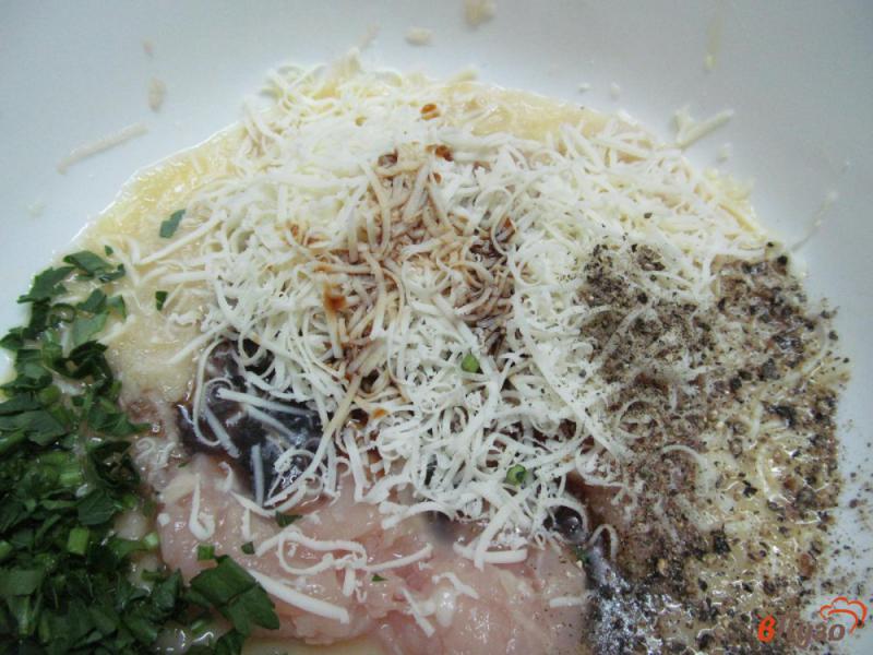 Фото приготовление рецепта: Картофельно-куриные оладьи с сыром шаг №4