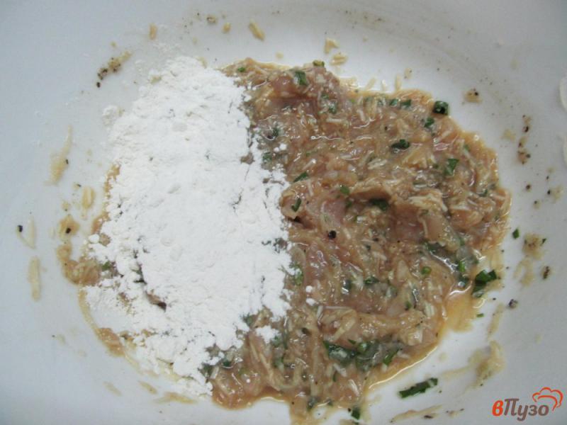 Фото приготовление рецепта: Картофельно-куриные оладьи с сыром шаг №5