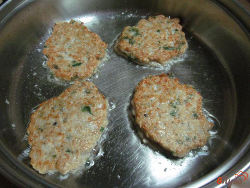 Фото приготовление рецепта: Картофельно-куриные оладьи с сыром шаг №7