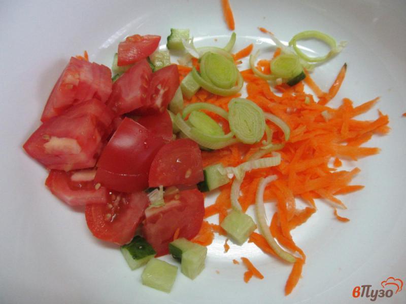 Фото приготовление рецепта: Овощной салат с кукурузой и помидором шаг №2