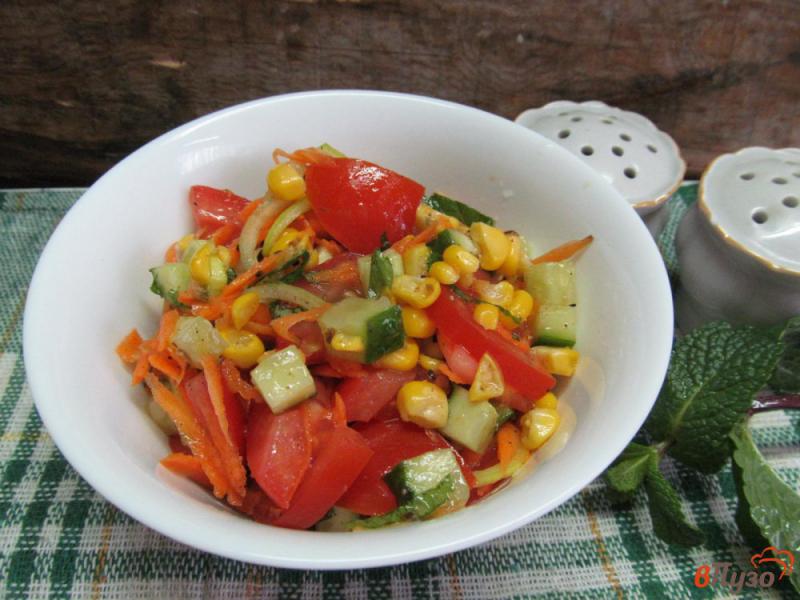 Фото приготовление рецепта: Овощной салат с кукурузой и помидором шаг №4