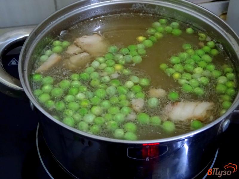 Фото приготовление рецепта: Суп с зелёным горошком шаг №6