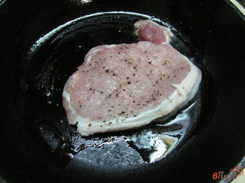 Фото приготовление рецепта: Полента со свиным стейком и салатом шаг №3
