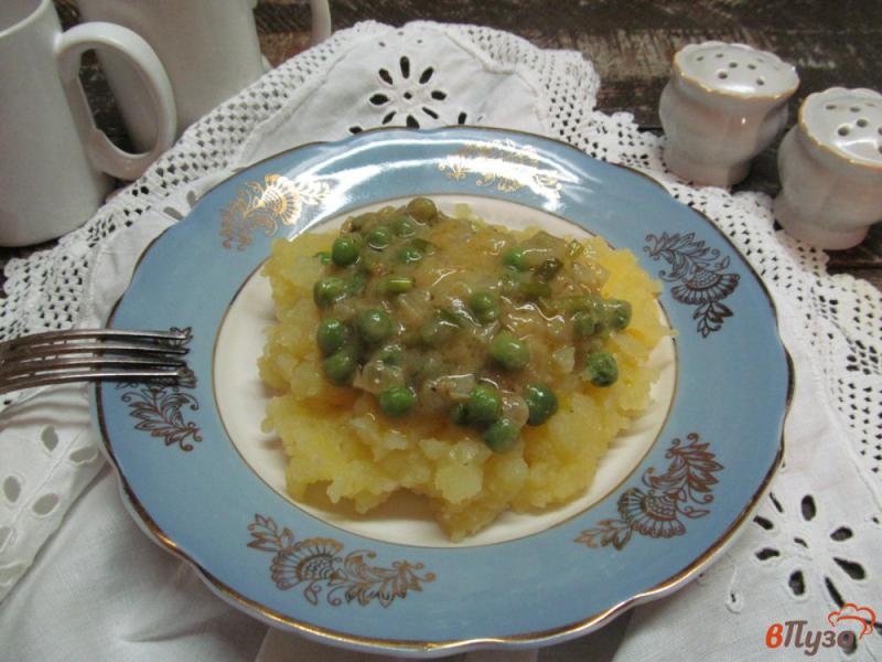 Фото приготовление рецепта: Картофельное пюре под соусом из горошка шаг №6