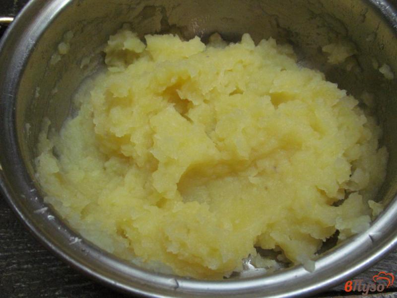 Фото приготовление рецепта: Картофельное пюре под соусом из горошка шаг №5