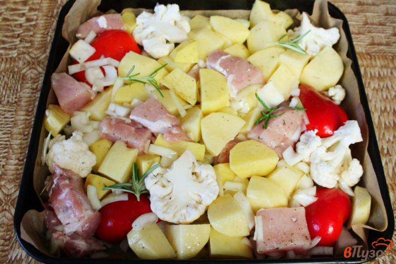 Фото приготовление рецепта: Овощи со свининой в духовке шаг №5
