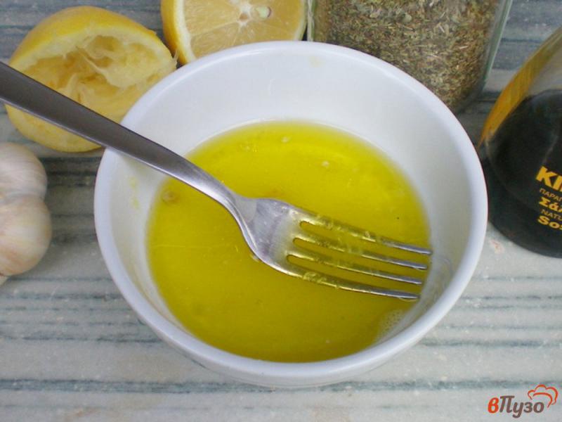 Фото приготовление рецепта: Рыба сарпа под чесночно-лимонным соусом шаг №3