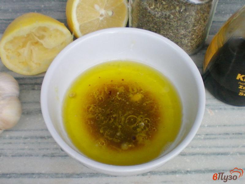 Фото приготовление рецепта: Рыба сарпа под чесночно-лимонным соусом шаг №4