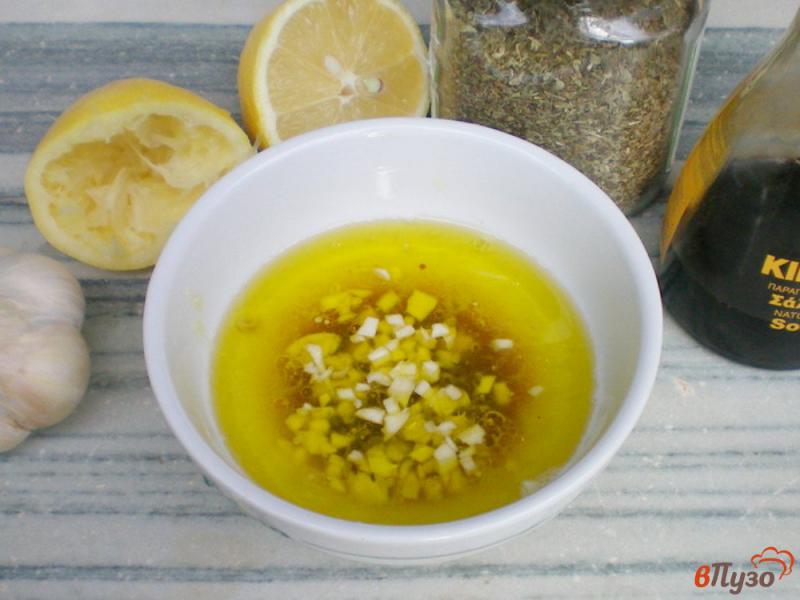 Фото приготовление рецепта: Рыба сарпа под чесночно-лимонным соусом шаг №5