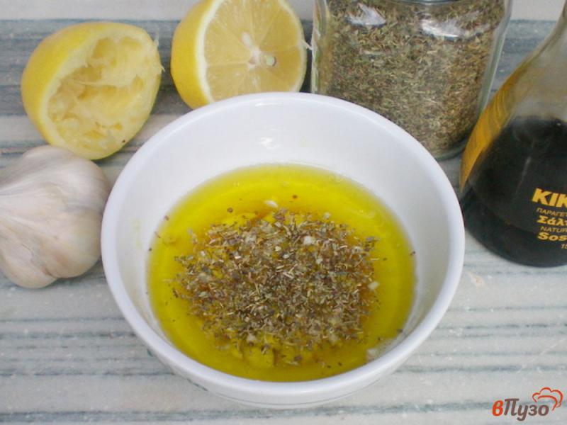 Фото приготовление рецепта: Рыба сарпа под чесночно-лимонным соусом шаг №6