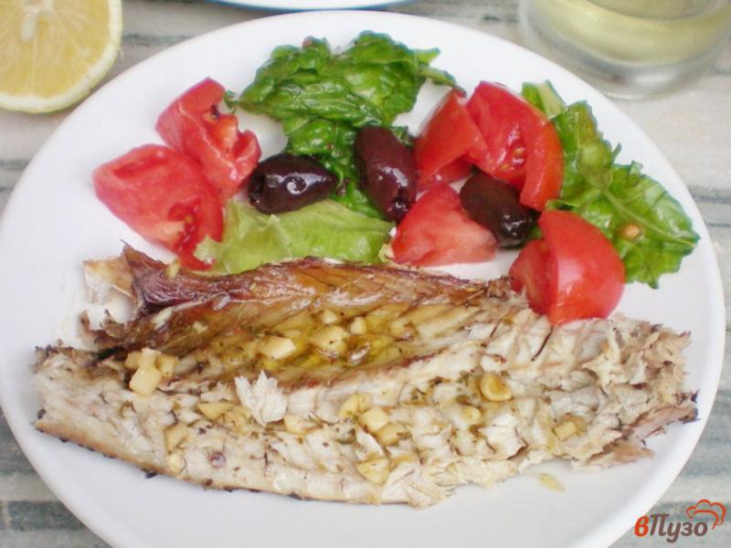 Фото приготовление рецепта: Рыба сарпа под чесночно-лимонным соусом шаг №7