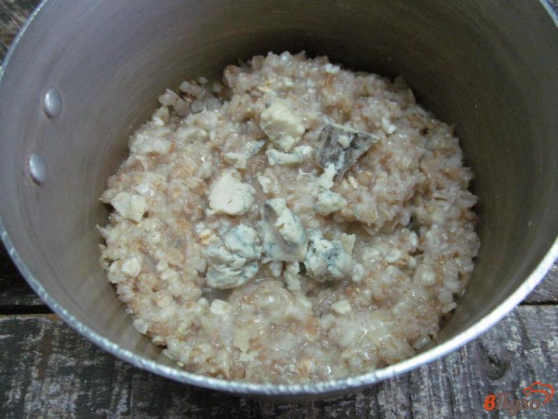Фото приготовление рецепта: Овсянка с сыром глазуньей и сальсой шаг №2