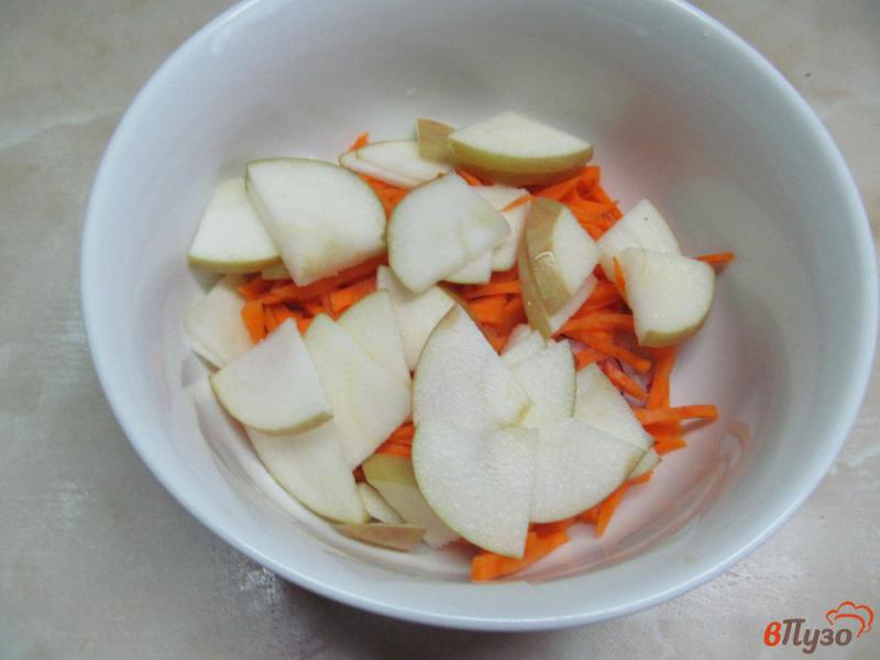 Фото приготовление рецепта: Салат из моркови редиса и изюма шаг №3