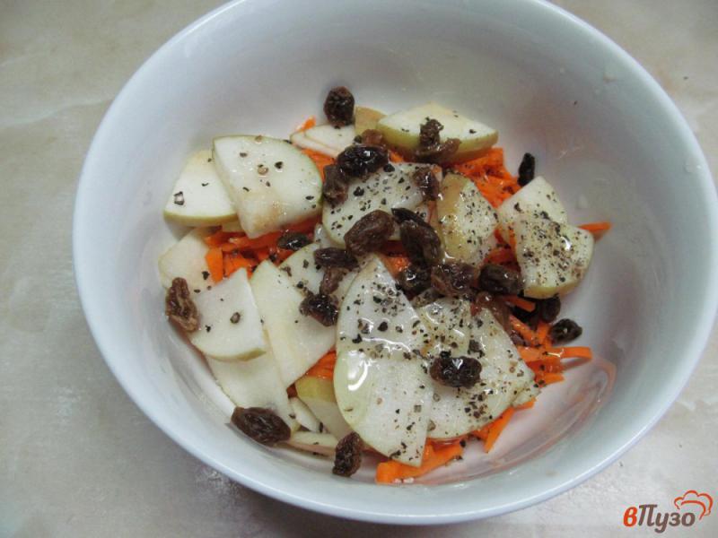 Фото приготовление рецепта: Салат из моркови редиса и изюма шаг №4