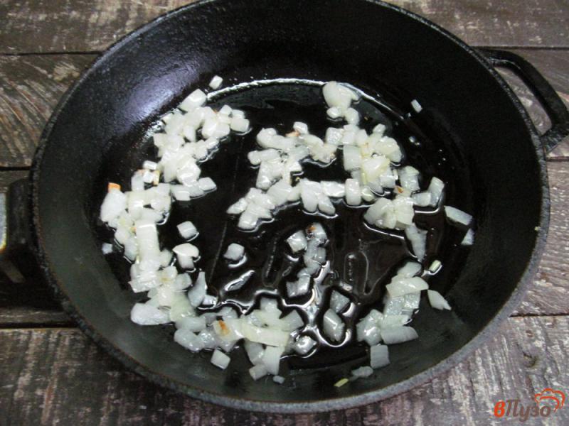 Фото приготовление рецепта: Жареный рис с кукурузой и яйцом шаг №2