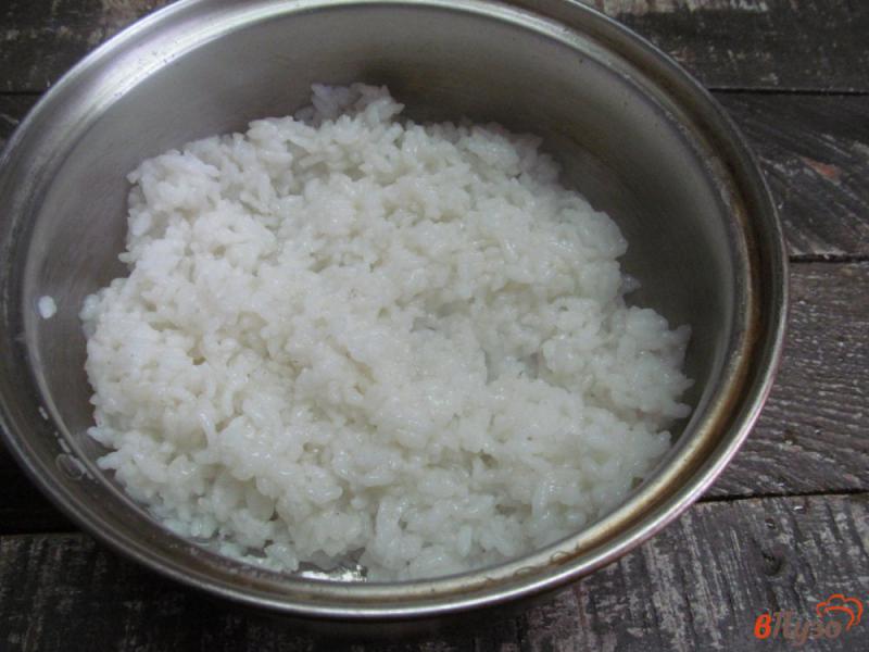 Фото приготовление рецепта: Жареный рис с кукурузой и яйцом шаг №1