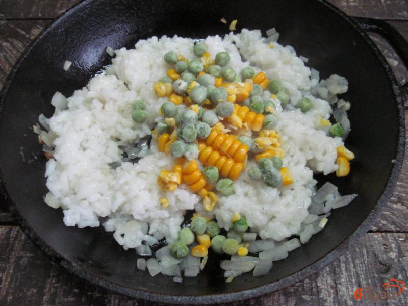 Фото приготовление рецепта: Жареный рис с кукурузой и яйцом шаг №3