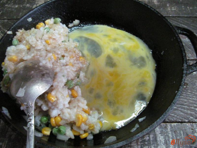Фото приготовление рецепта: Жареный рис с кукурузой и яйцом шаг №5