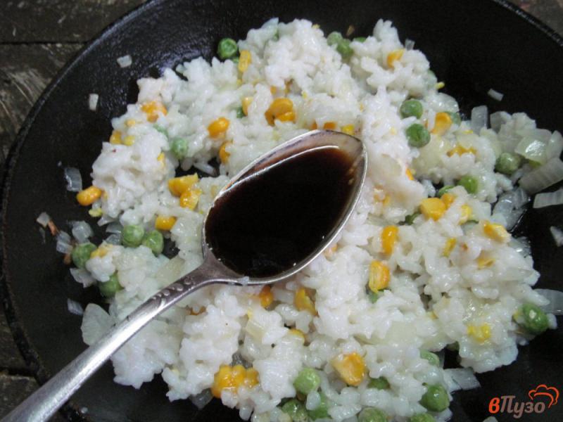 Фото приготовление рецепта: Жареный рис с кукурузой и яйцом шаг №4