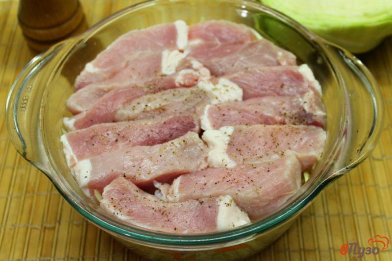 Фото приготовление рецепта: Капуста со свининой в духовке шаг №5