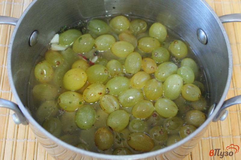 Фото приготовление рецепта: Виноград маринованный с острым перцем шаг №7