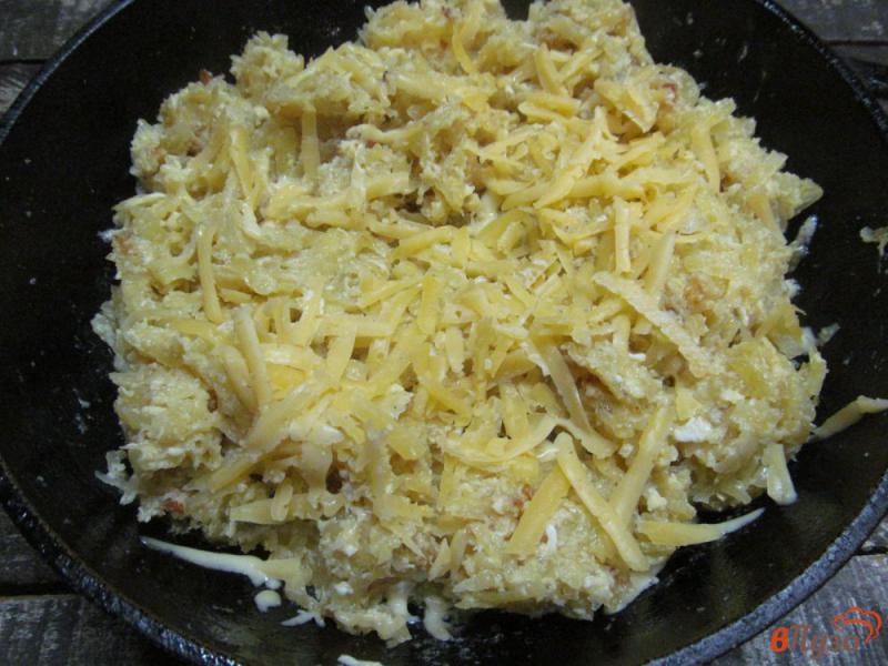 Фото приготовление рецепта: Картофель с яйцами и беконом шаг №6