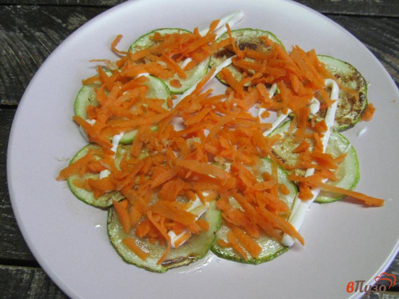 Фото приготовление рецепта: Салат из кабачка с помидором и морковью шаг №2