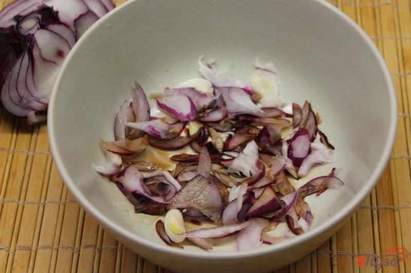 Фото приготовление рецепта: Салат с красной фасолью и огурцом шаг №2