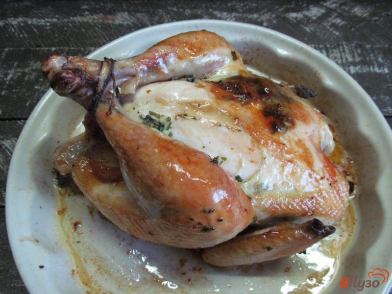 Фото приготовление рецепта: Запеченная курица с травами шаг №6