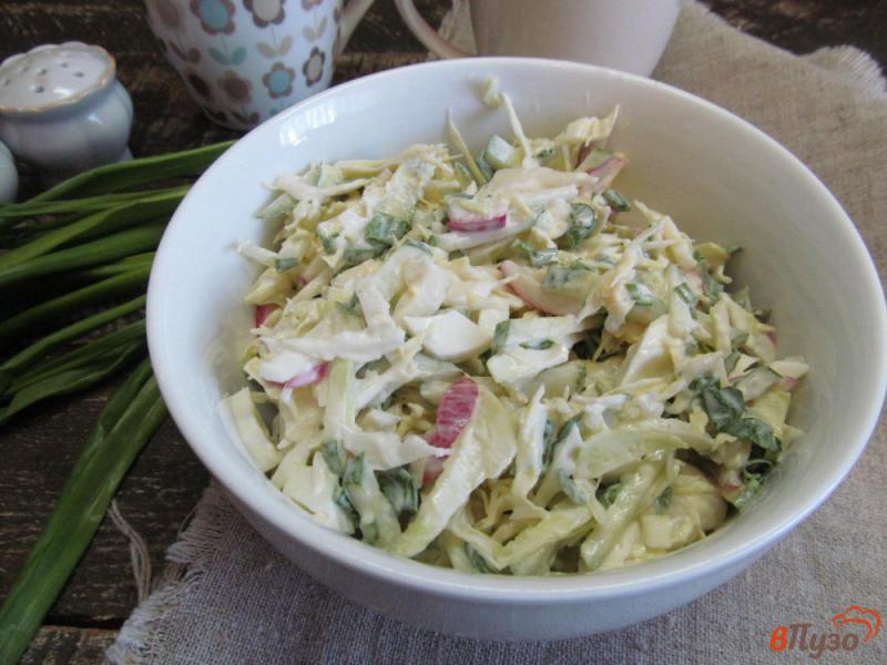 Фото приготовление рецепта: Салат из капусты с редисом шаг №4