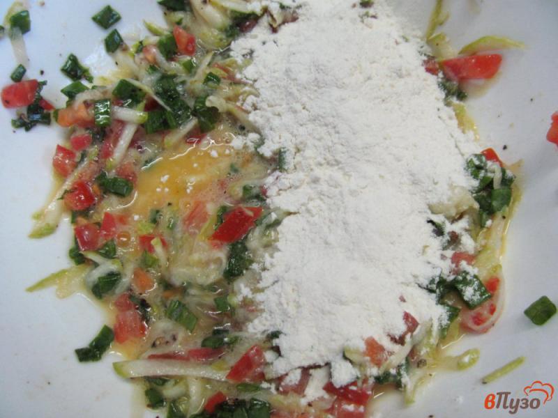 Фото приготовление рецепта: Кабачковые оладьи с помидором шаг №3