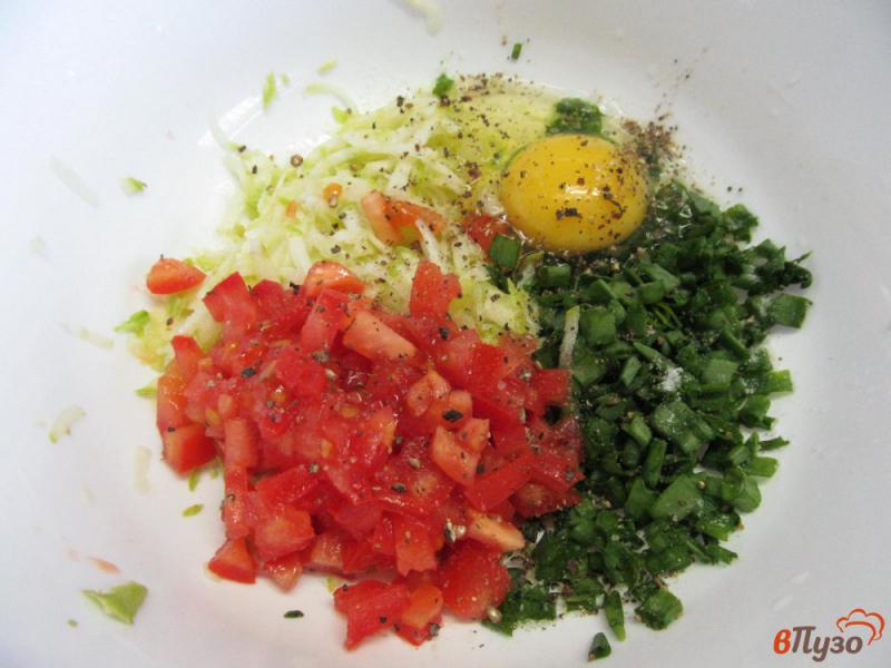 Фото приготовление рецепта: Кабачковые оладьи с помидором шаг №2