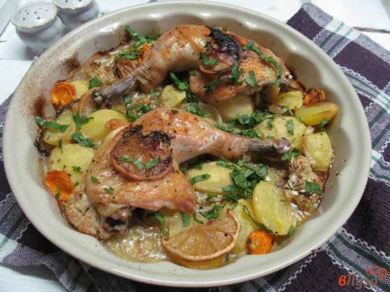 Фото приготовление рецепта: Куриные окорочка с овощами и лимоном шаг №3