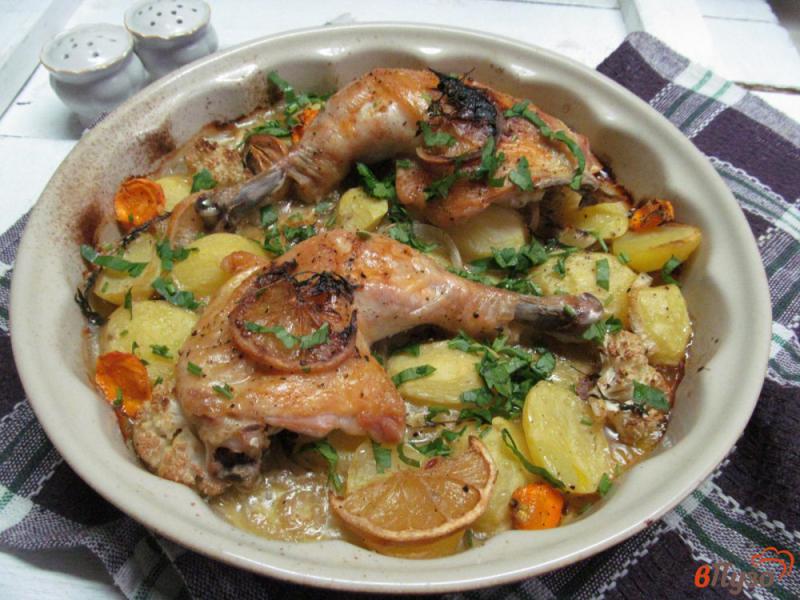 Фото приготовление рецепта: Куриные окорочка с овощами и лимоном шаг №4