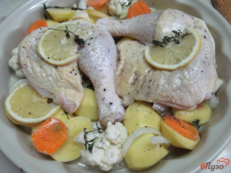Фото приготовление рецепта: Куриные окорочка с овощами и лимоном шаг №2