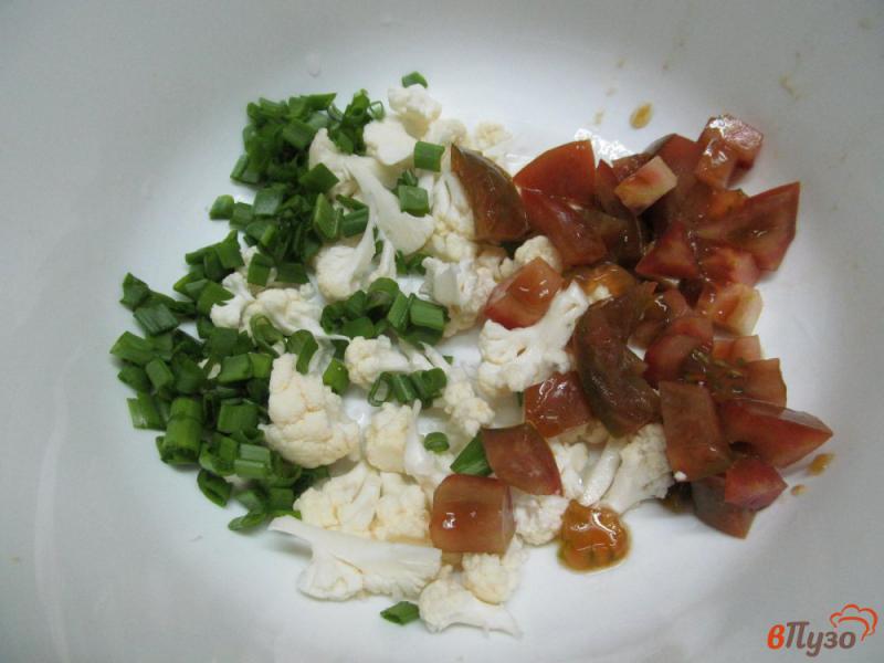 Фото приготовление рецепта: Салат из цветной капусты с яйцом и помидором шаг №2
