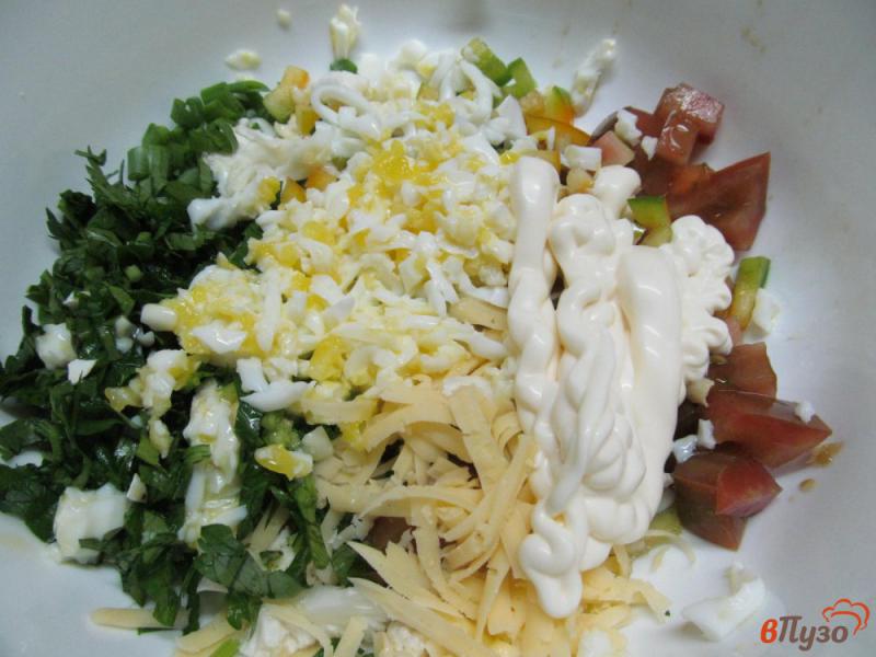 Фото приготовление рецепта: Салат из цветной капусты с яйцом и помидором шаг №4