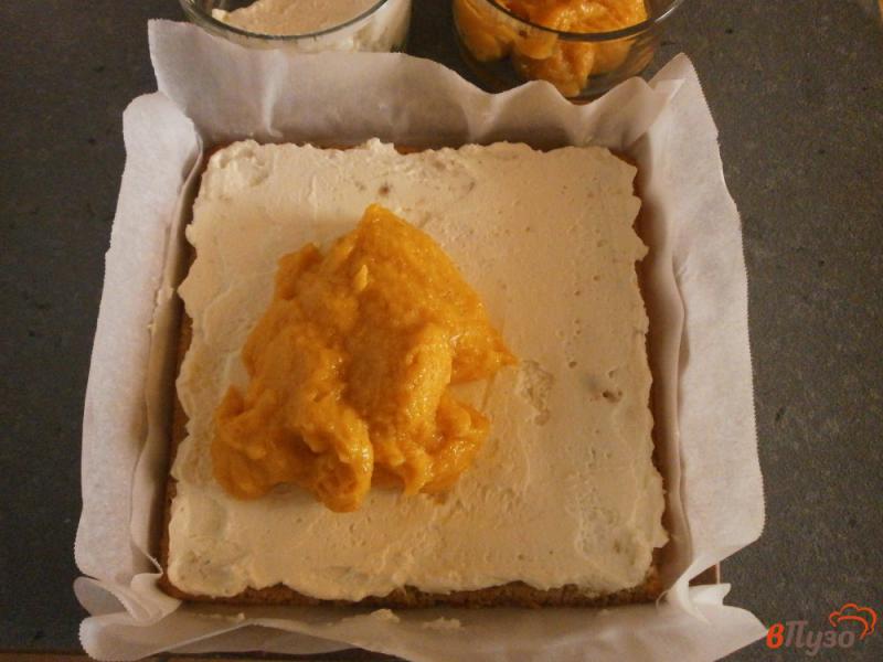 Фото приготовление рецепта: Бисквитно - ореховый торт с тыквенным и сливочным кремом шаг №14