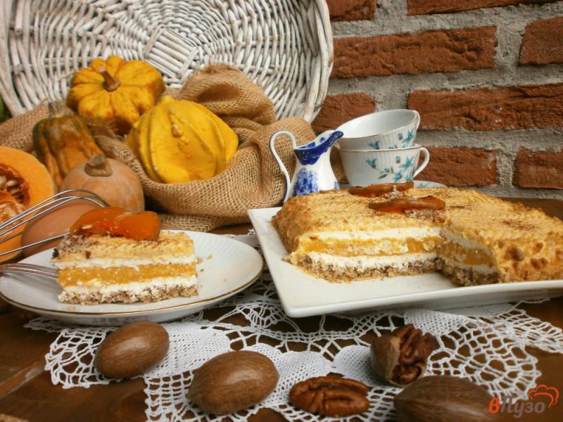 Фото приготовление рецепта: Бисквитно - ореховый торт с тыквенным и сливочным кремом шаг №18
