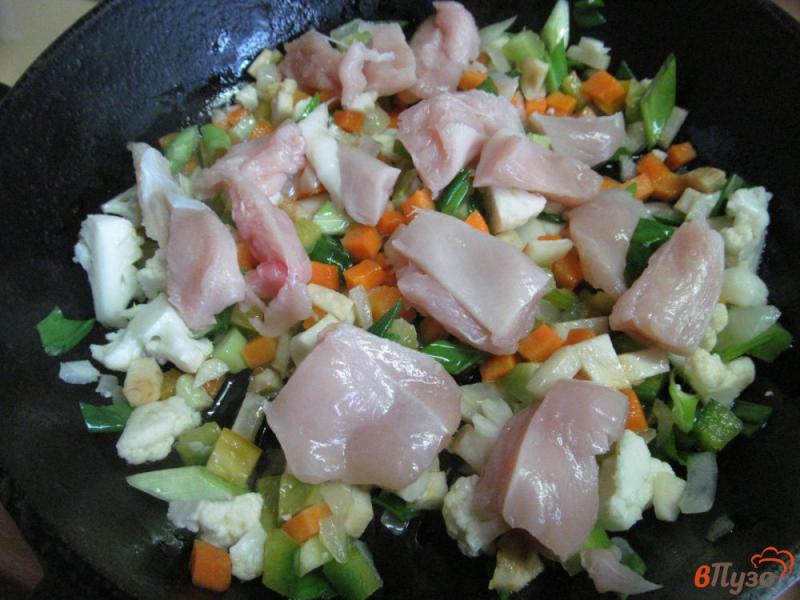 Фото приготовление рецепта: Тори тяхн - курица с рисом и овощами шаг №3