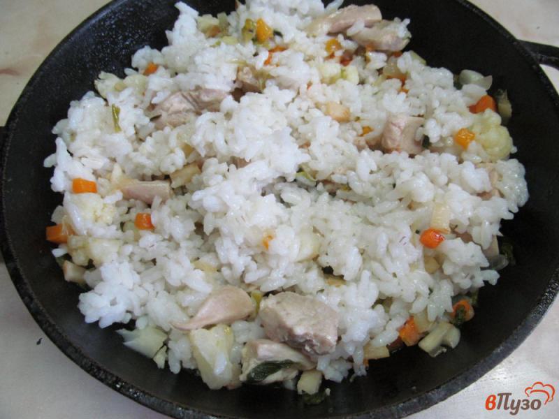 Фото приготовление рецепта: Тори тяхн - курица с рисом и овощами шаг №4