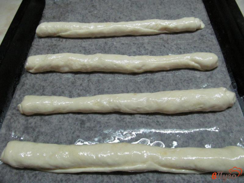 Фото приготовление рецепта: Хлебные палочки с сыром и чесноком шаг №7