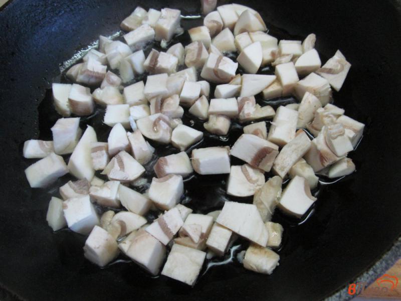 Фото приготовление рецепта: Салат из крабовых палочек с грибами и сыром шаг №1
